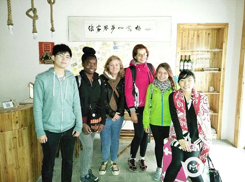 外國(guó)友人在夢(mèng)帕客棧 武陵源店